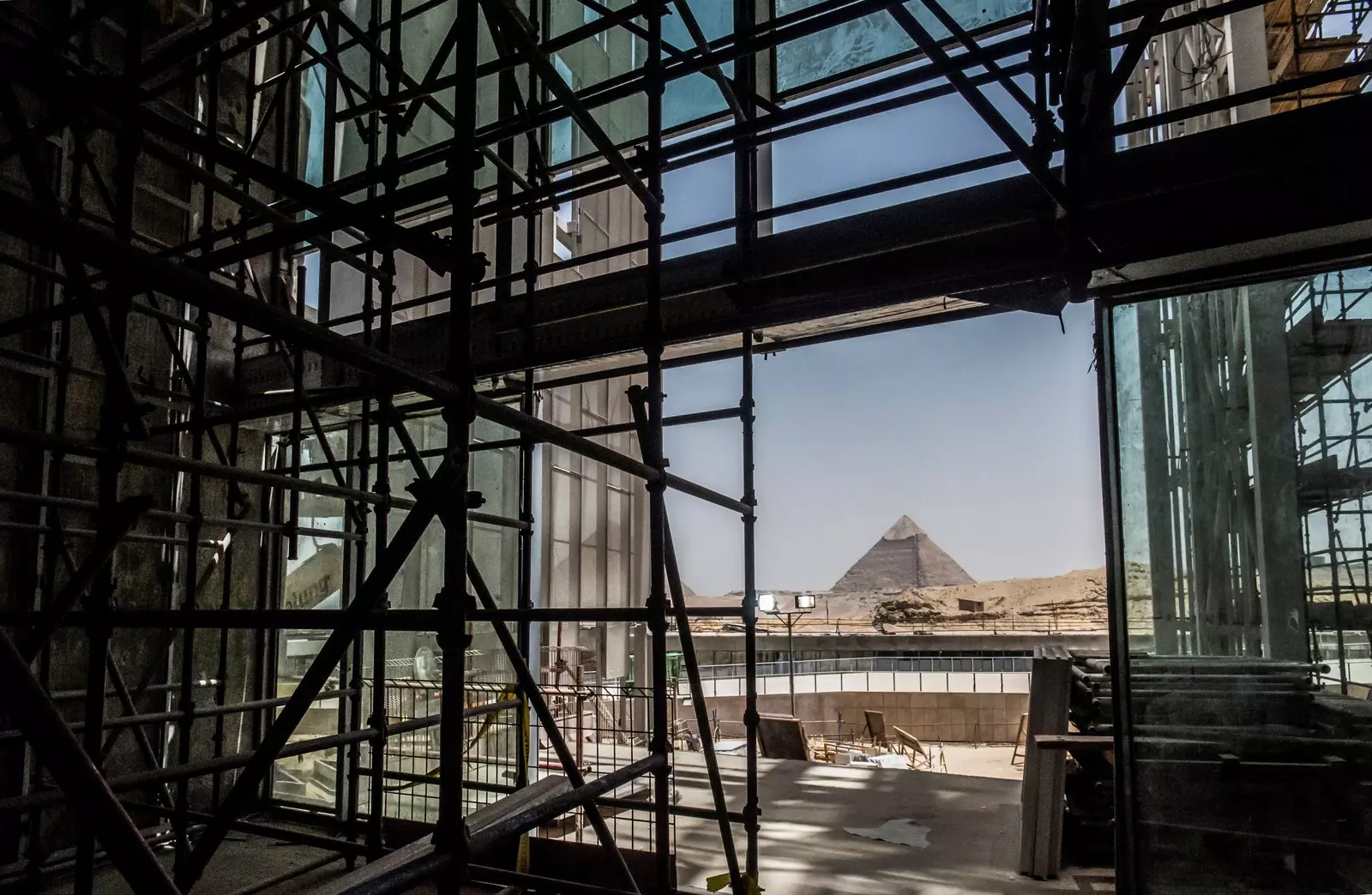 Z Velkého egyptského muzea můžete vidět pyramidy v Gíze