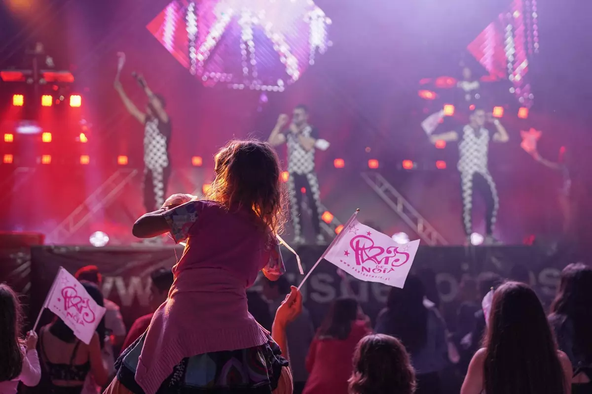 Ne laissez pas la fête s'arrêter Les orchestres jouent tous les jours pendant les mois d'été