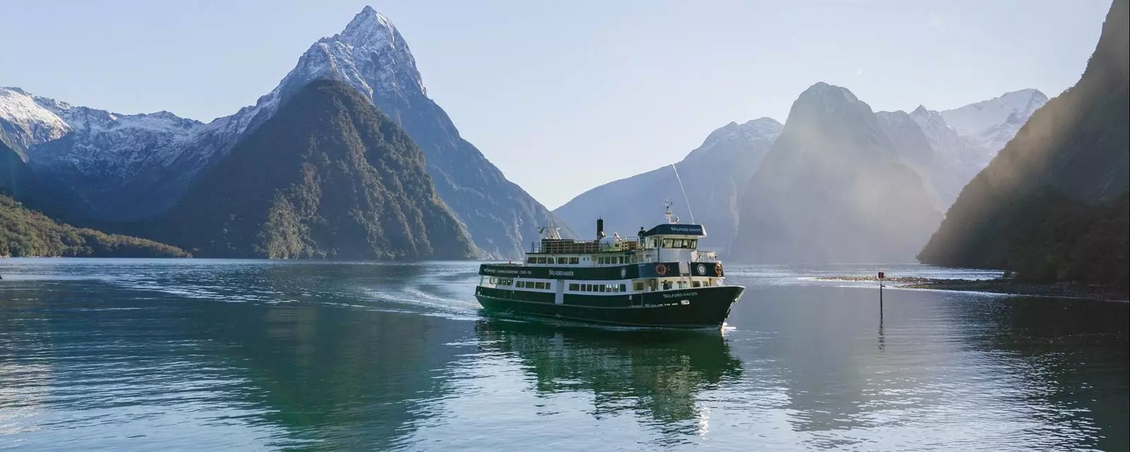 Loď Milford Haven v Milford Sound na Novém Zélandu