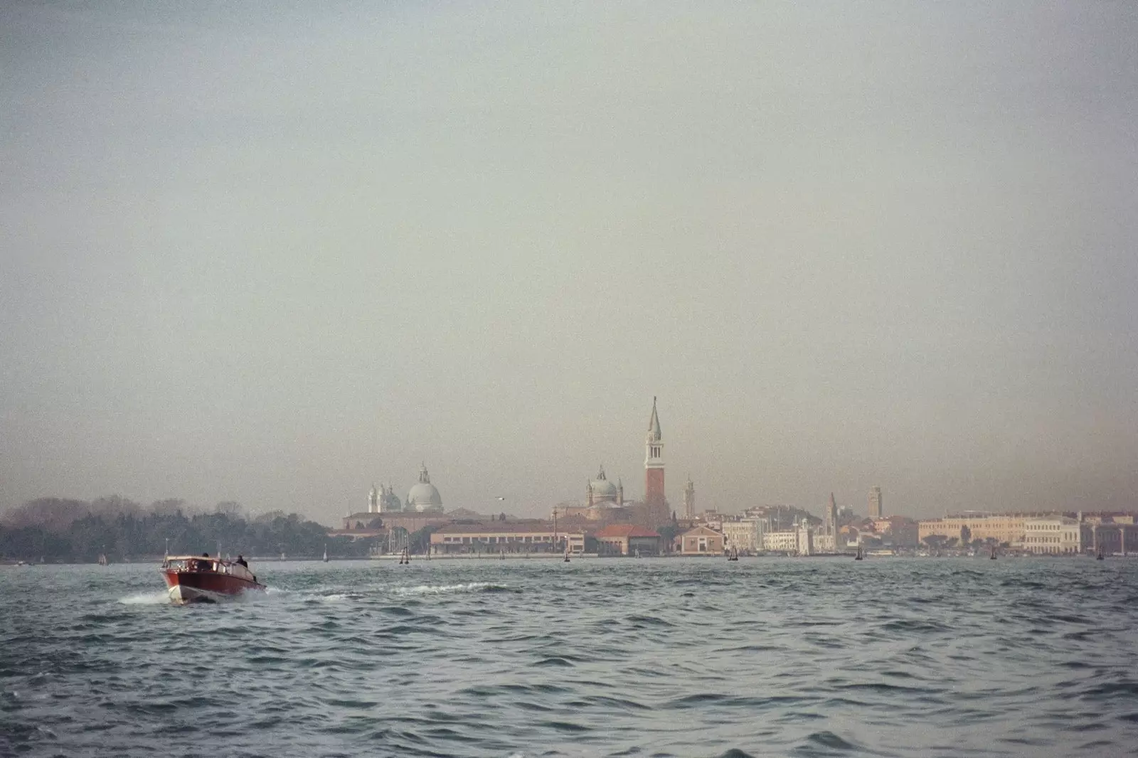 Met de vaporetto naar Murano en het indrukwekkende panoramische uitzicht over Venetië achterlatend.