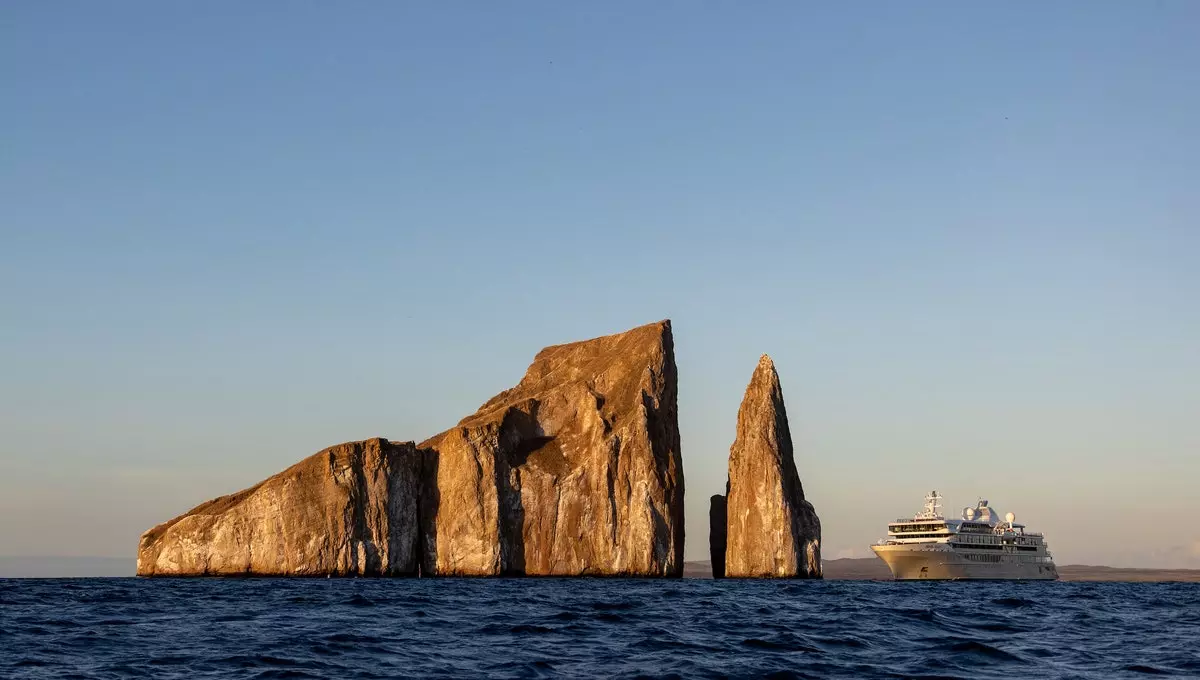 Kicker Rock Galapagos ရှိ Silversea Silver Origin သင်္ဘော