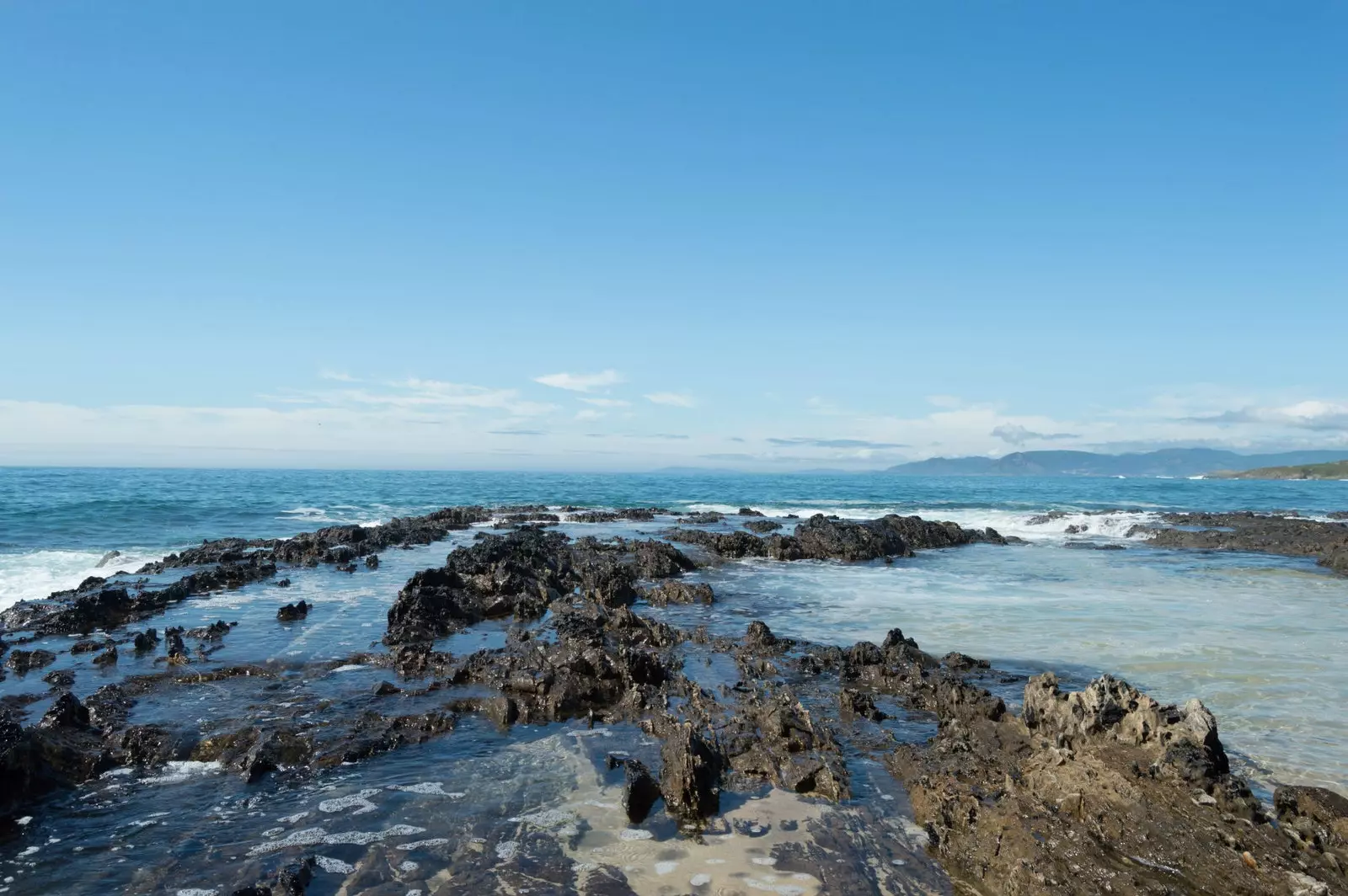 Természetes lagúna As Furnas Galicia strandján.