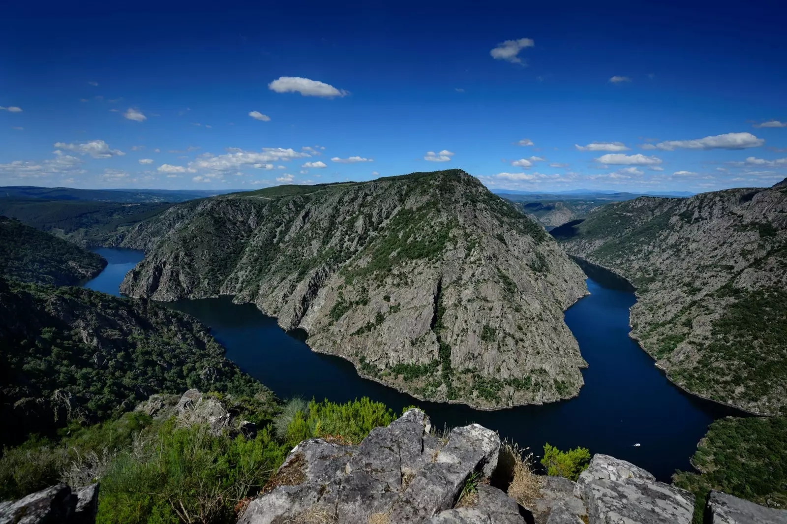 Ribeira Sacra의 Sil 강 협곡은 깊이가 500m입니다.