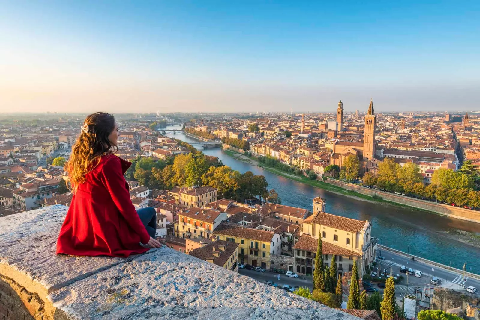 ragazza che guarda verona