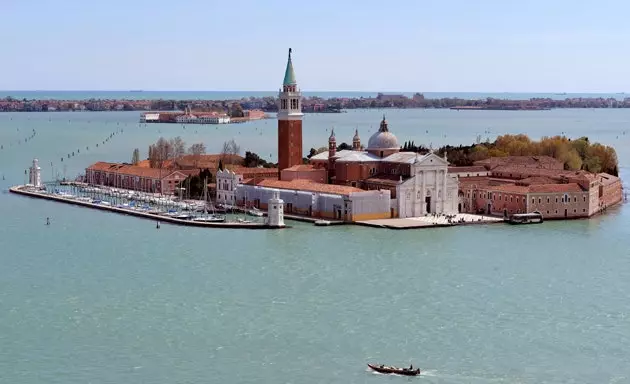 San Giorgio Maggiore adası Giorgio Cini Vakfı'dır.