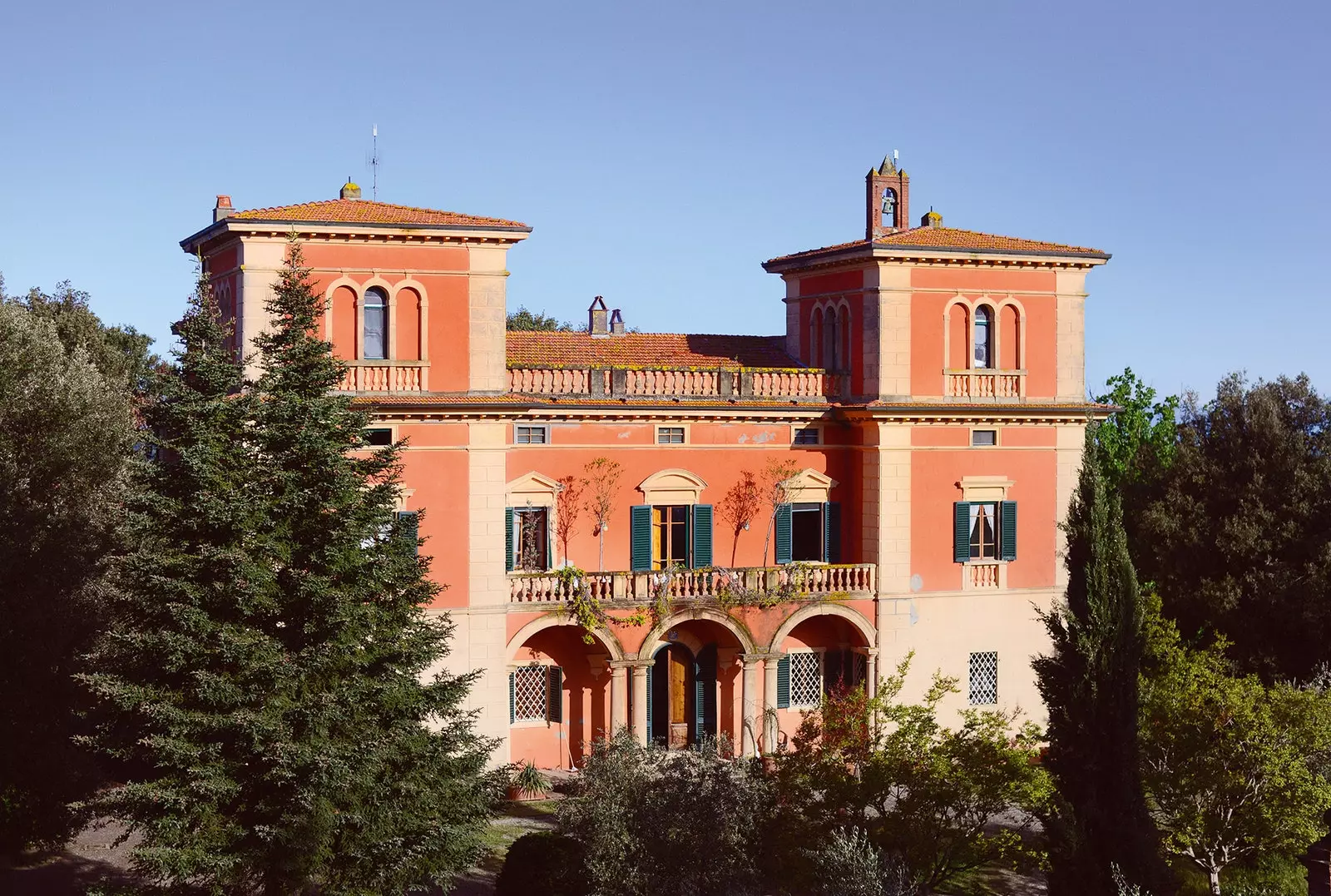 Facade of the neoclassical mansion in which the hotel is housed.