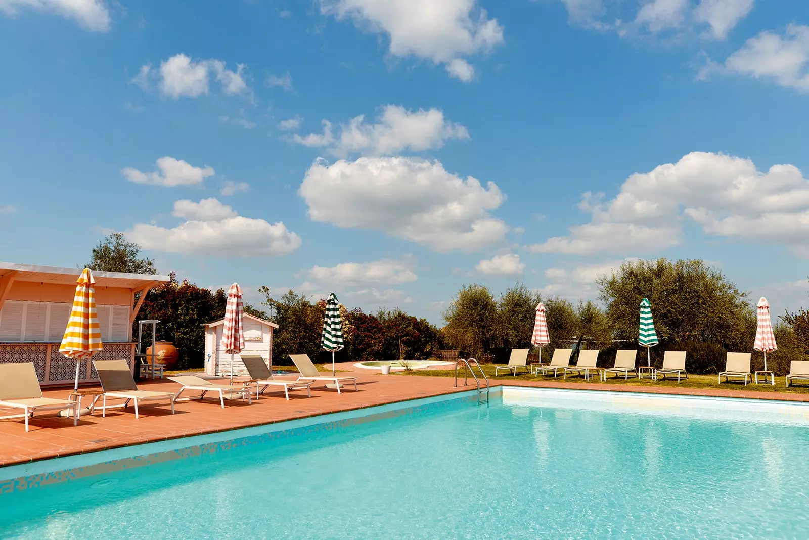 Una dintre cele două piscine de lângă bar și cu vedere la vale tocmai a fost mărită de designerul britanic Fred Rigby.