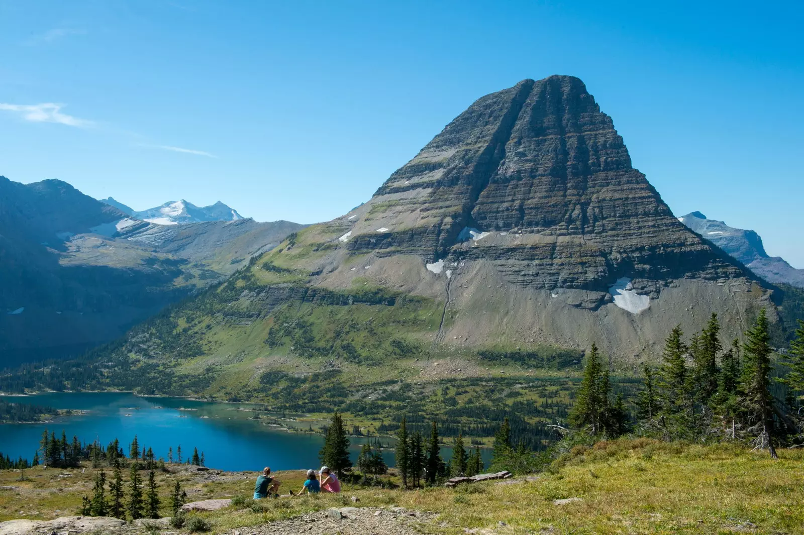 Montana Glacier National Parkdagi Yashirin ko'l yonidagi Bearhat tog'i