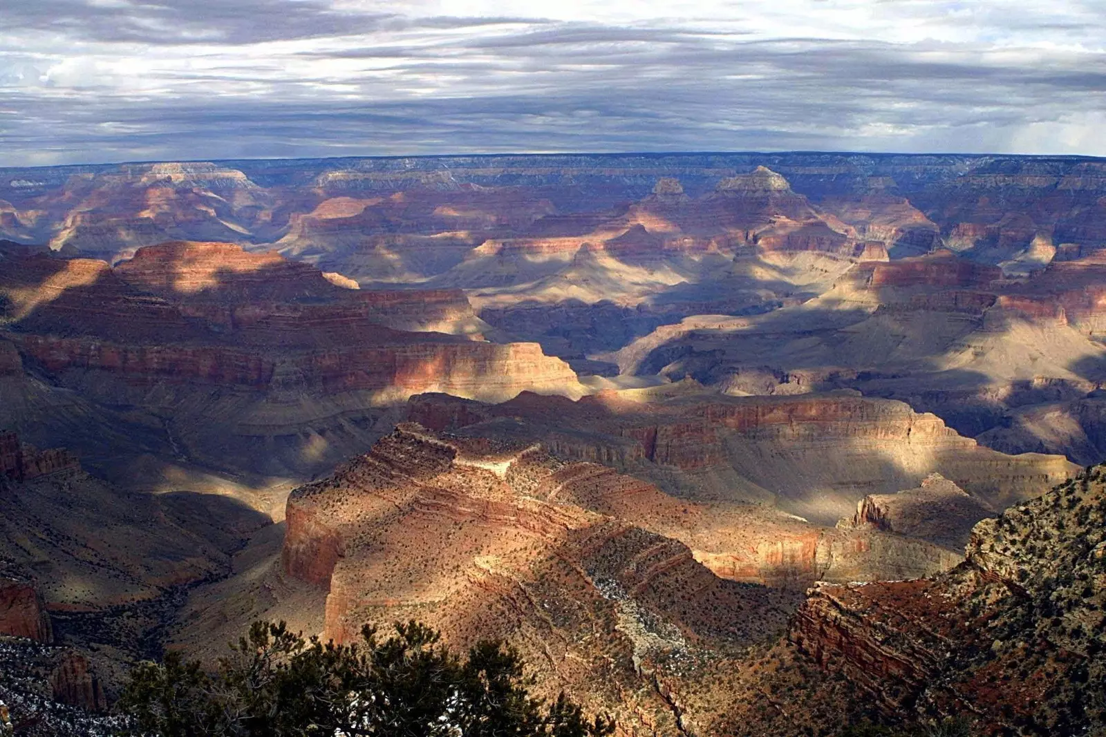 Letecký pohled pod zataženou oblohou na Grand Canyon Arizona