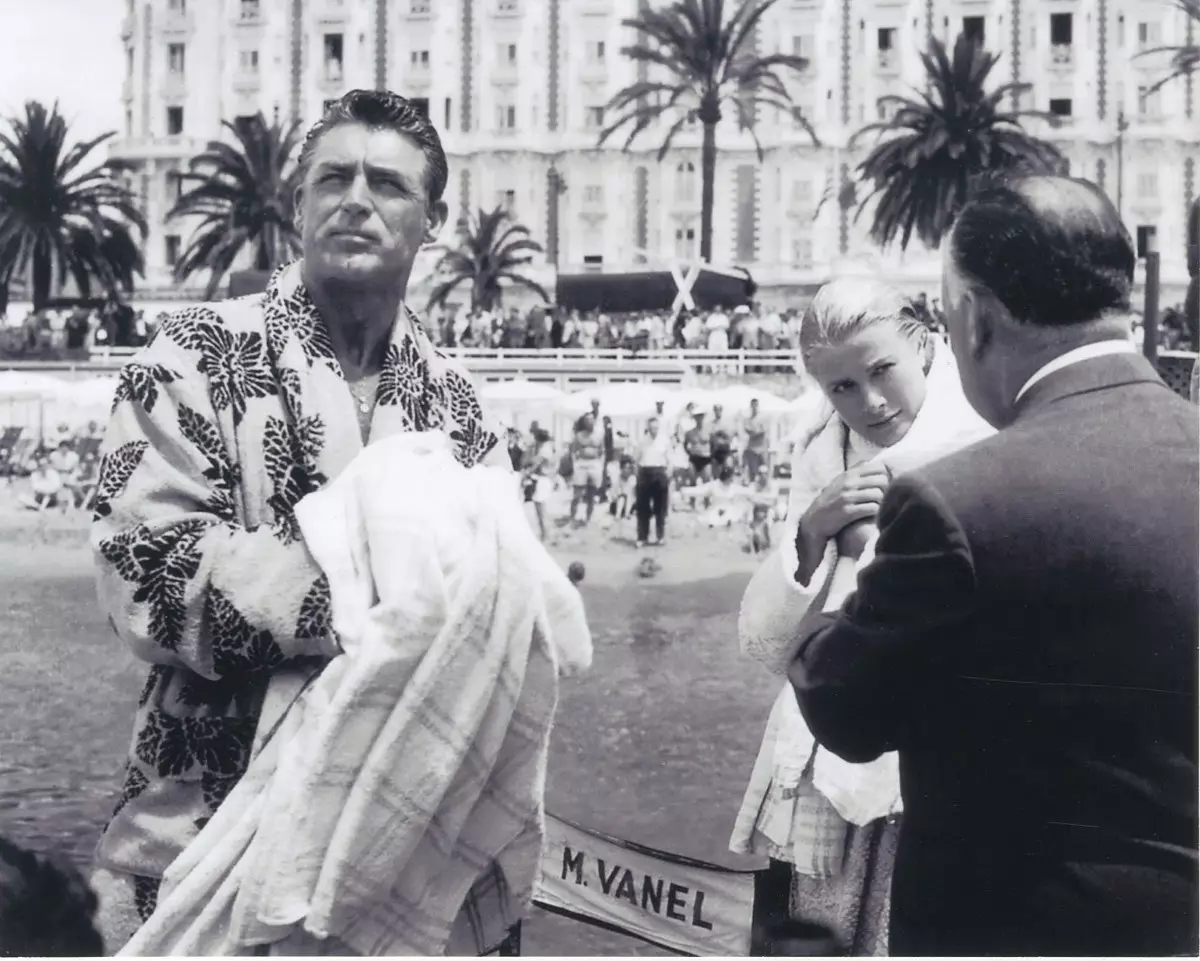 Cary Grant in Grace Kelly na plaži v Cannesu