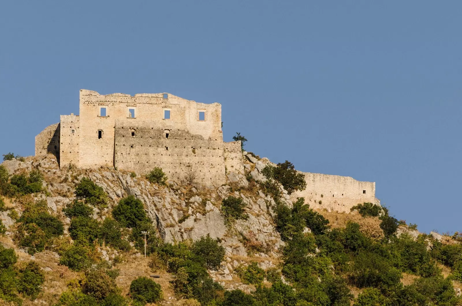 Seine mittelalterliche Burg.