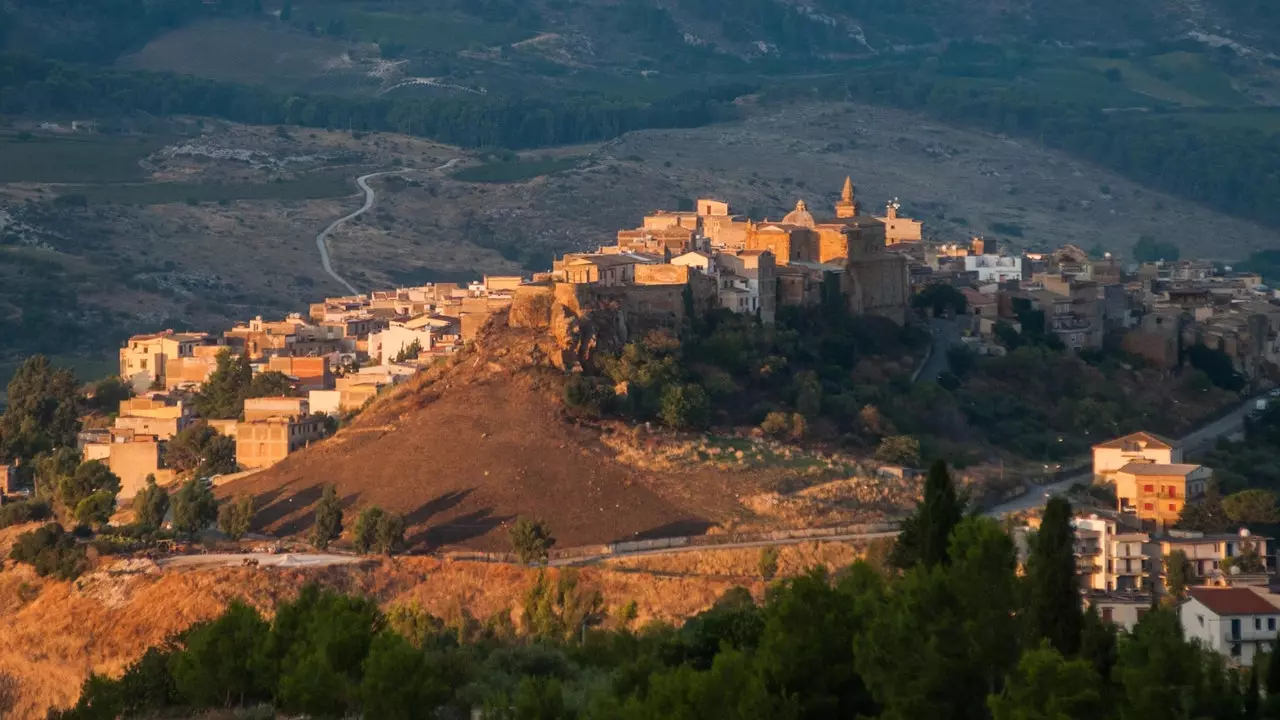 Denne byen på Sicilia selger hus for én euro