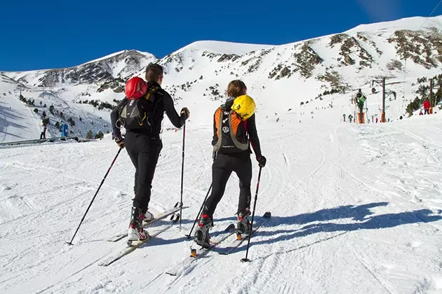 Mountain skiing in Vallter 2000