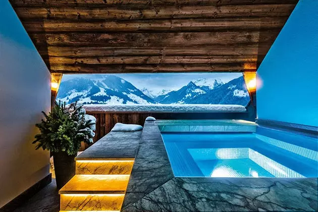 Eine Badewanne im The Alpina Gstaad