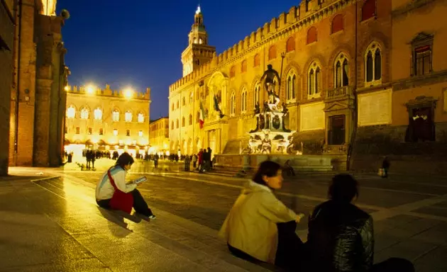 Plaza Mayor of Bologna که یکی از قدیمی ترین دانشگاه های جهان در آن قرار دارد