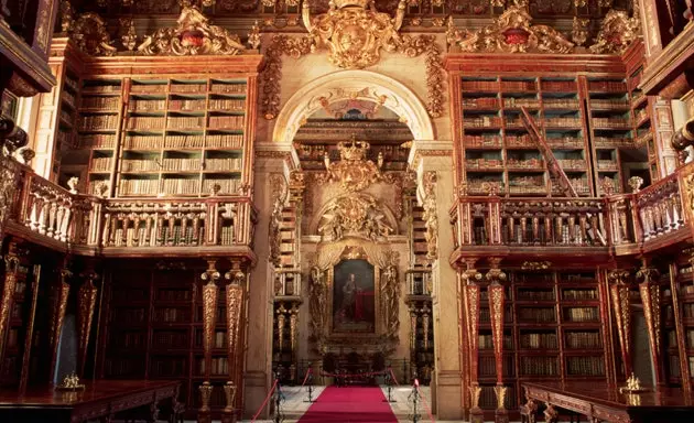 A impressionante biblioteca de Coimbra tem mais de 300.000 volumes