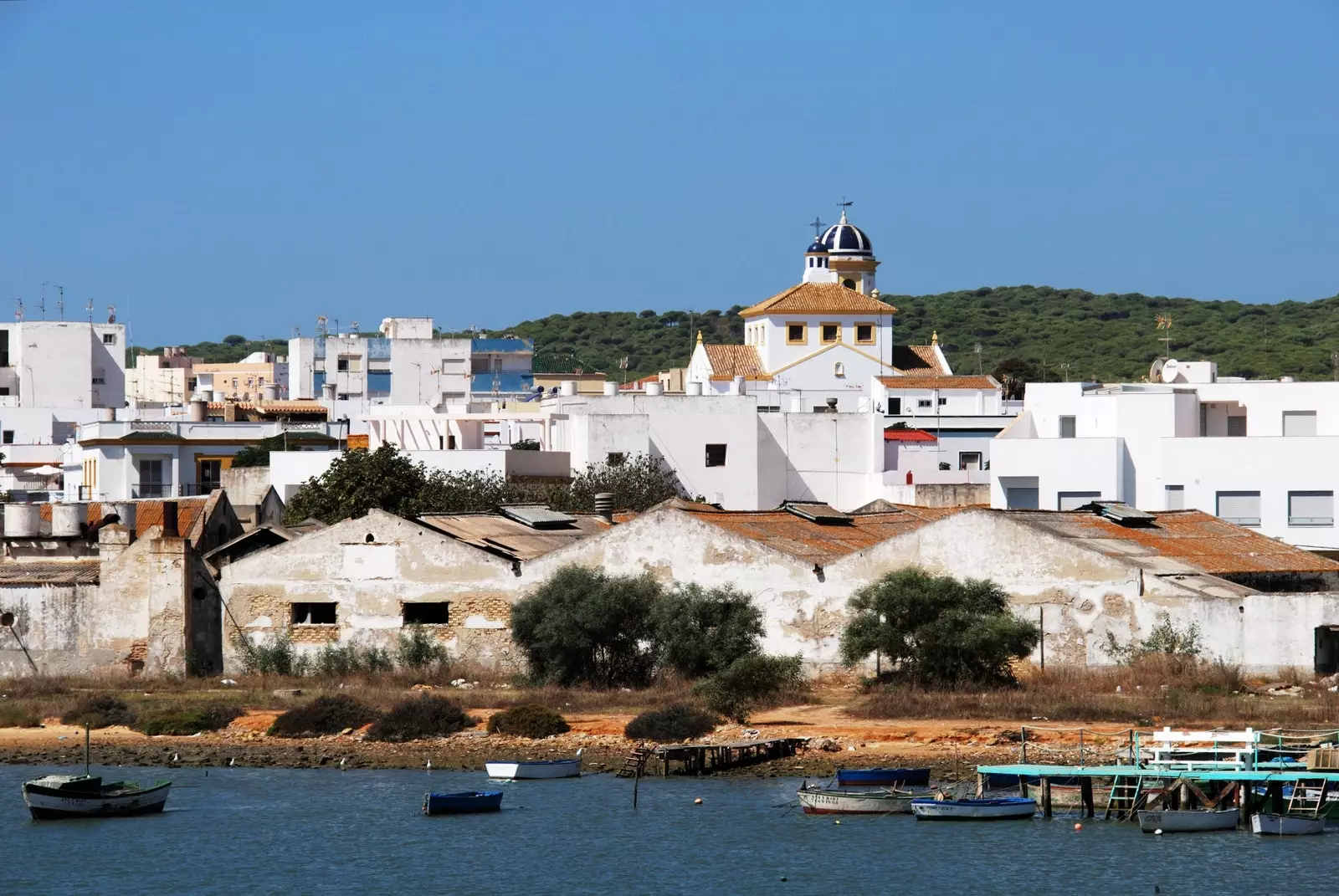 Vista de la ciutat a l'altra banda del riu Barbate a Cdiz.