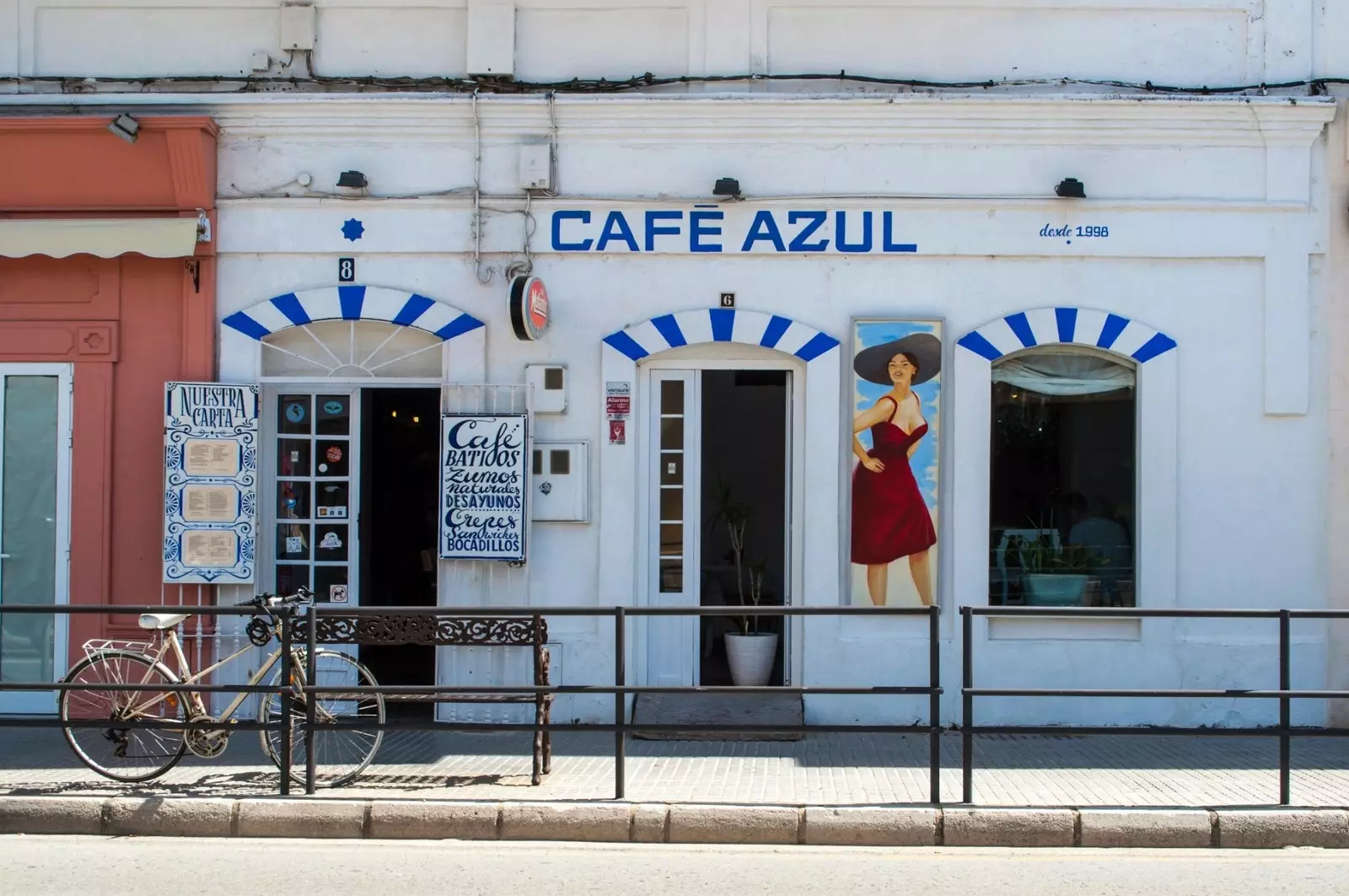 Café Azul cổ điển ở Tarifa.