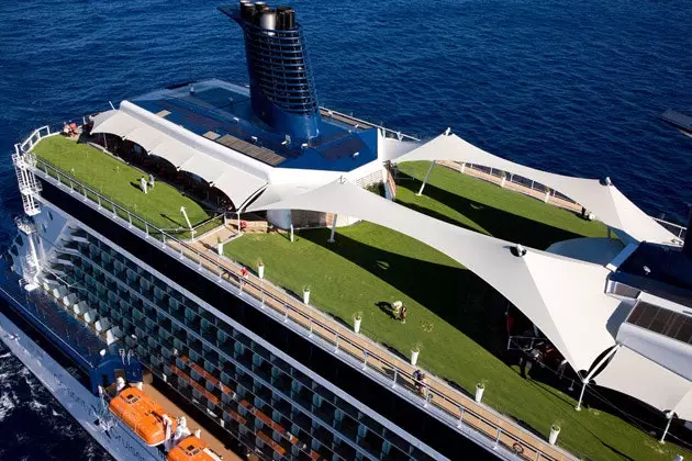 Celebrity Solstice kruiz kemasining tabiiy o't bilan qoplangan tashqi palubasi