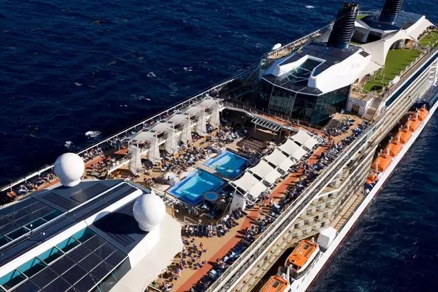 Dek luar Celebrity Solstice dengan lapangan kriket