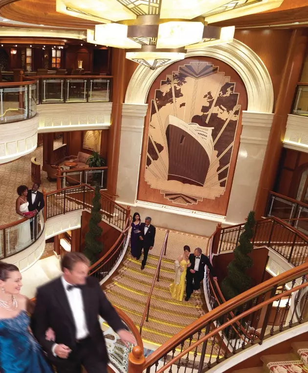 Cunard's Queen Elizabeth с праздничной атмосферой вечера