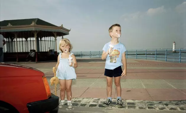 Enfants ayant une glace à côté de la plage.