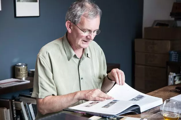 Martin Parr se uită la una dintre fotografiile sale.