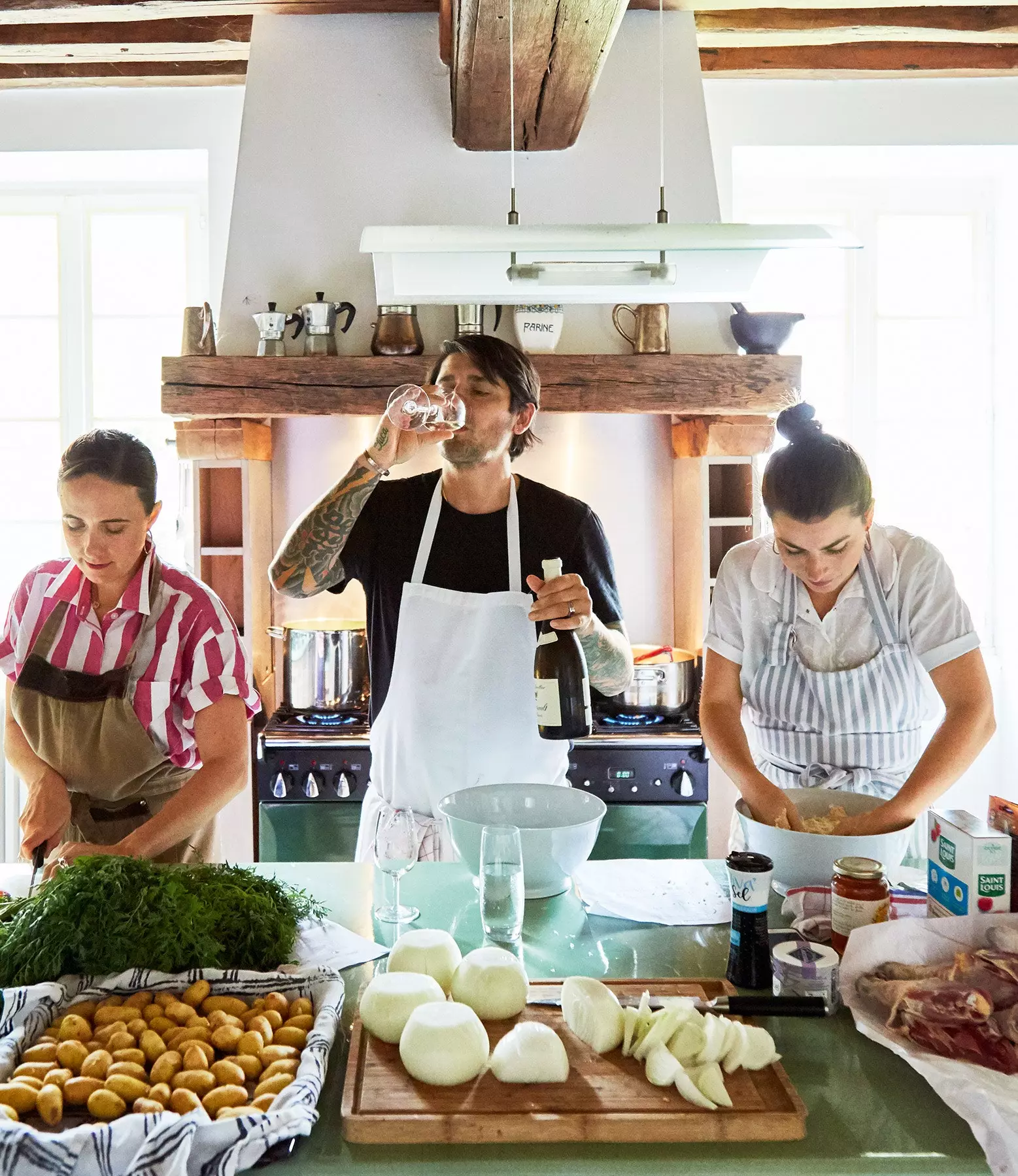 Le chef Ludo cuisine avec Helen Johannesen et Molly Kelley