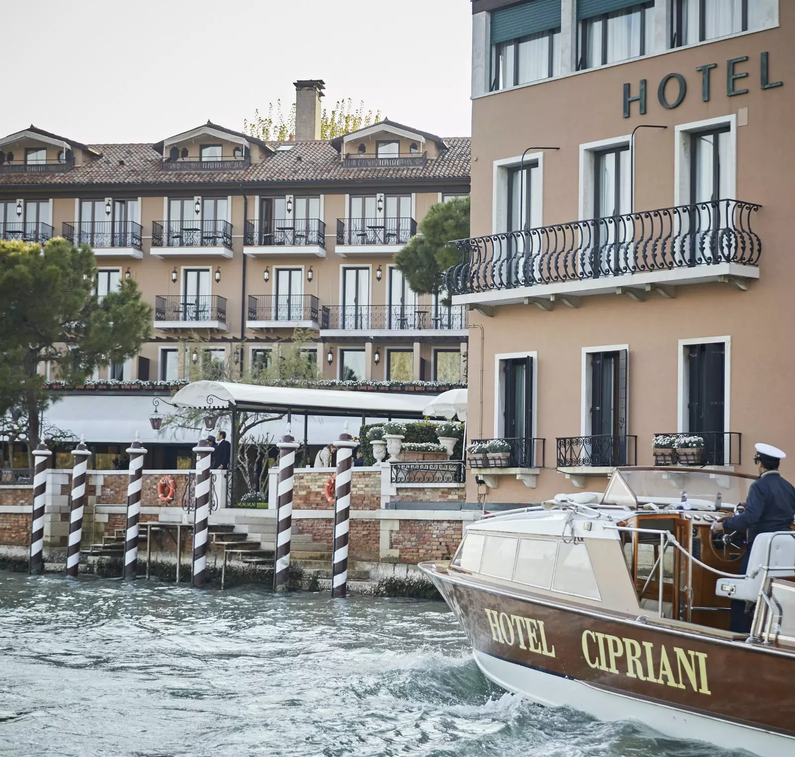 Belmond Hotel Cipriani utrzymany jest w klasycznym stylu weneckim, ozdobionym lokalnymi zabytkami.