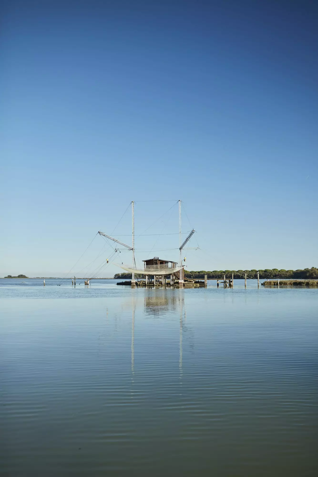 Teknik memancing tradisional di Torcello di utara lagun Venice.