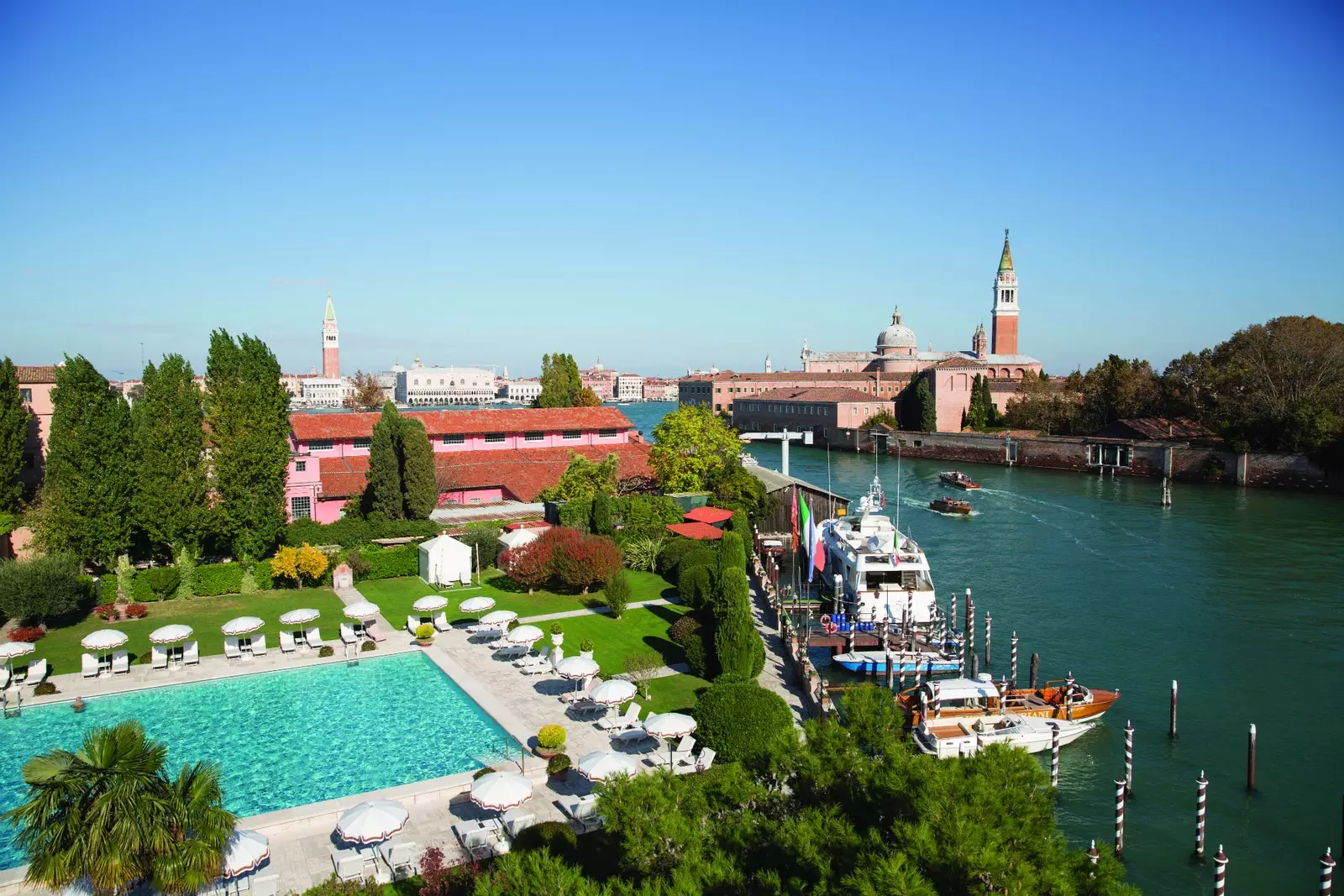 A Belmond Hotel Cipriani úszómedencéje Giudecca szigetén található.