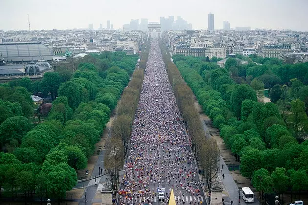 Marathon van Parijs of 42 kilometer in een museumstad