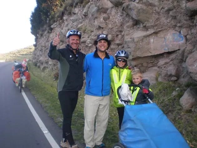 途中、イグナシオはペルーを旅するこのサイクリストの家族のような他の冒険家と出会います