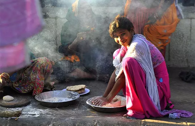 वे फर्श पर खाना बना रहे हैं अनुमान लगाइए कि आप इसे कहाँ खाने वाले हैं...