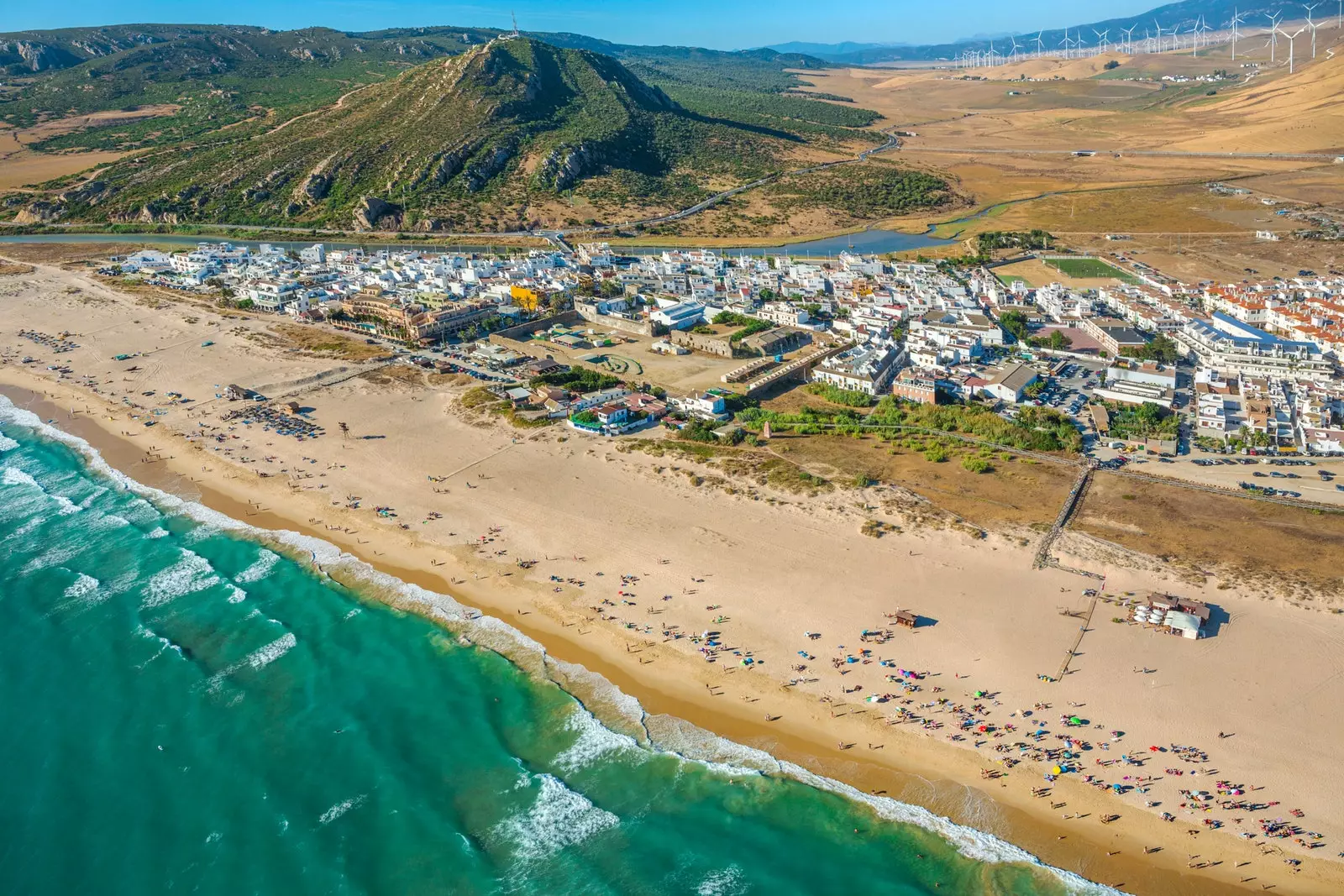 Zahara de los Atunes eng kleng Stad mat der Séil vum Mier.