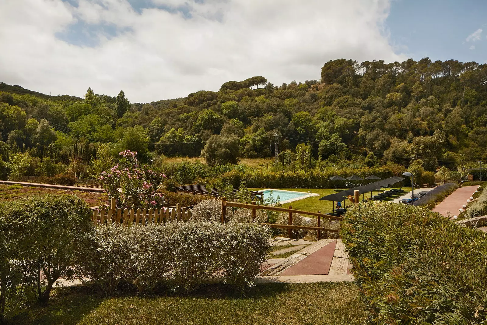 Vistes de Mas Salagros i la seva piscina