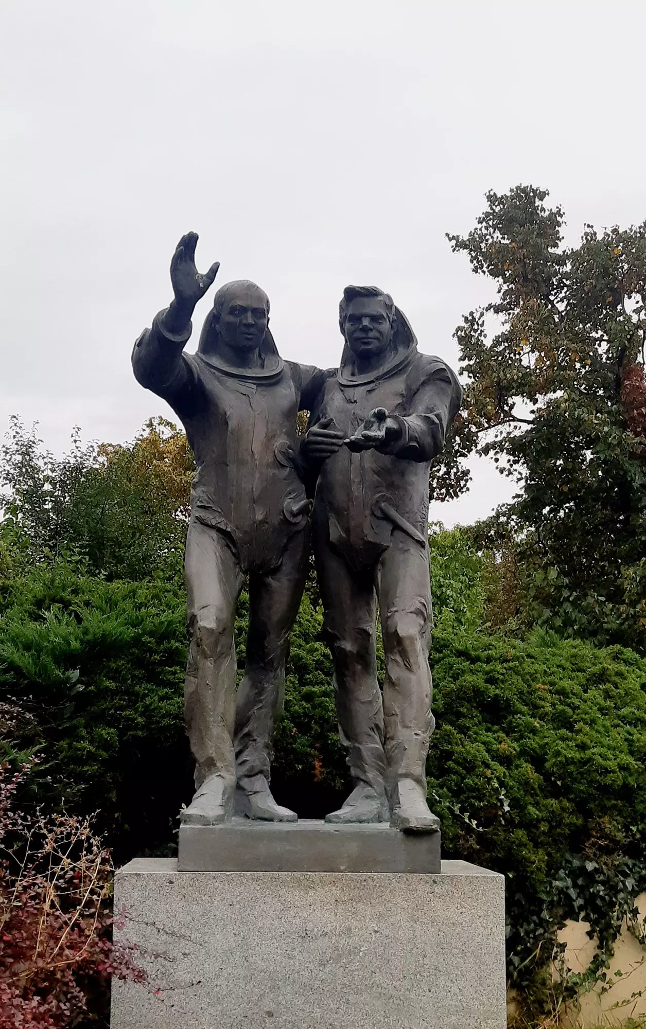 Staty av Vladimir Remek och Alexej Alexandrovic Gubarev i Prag