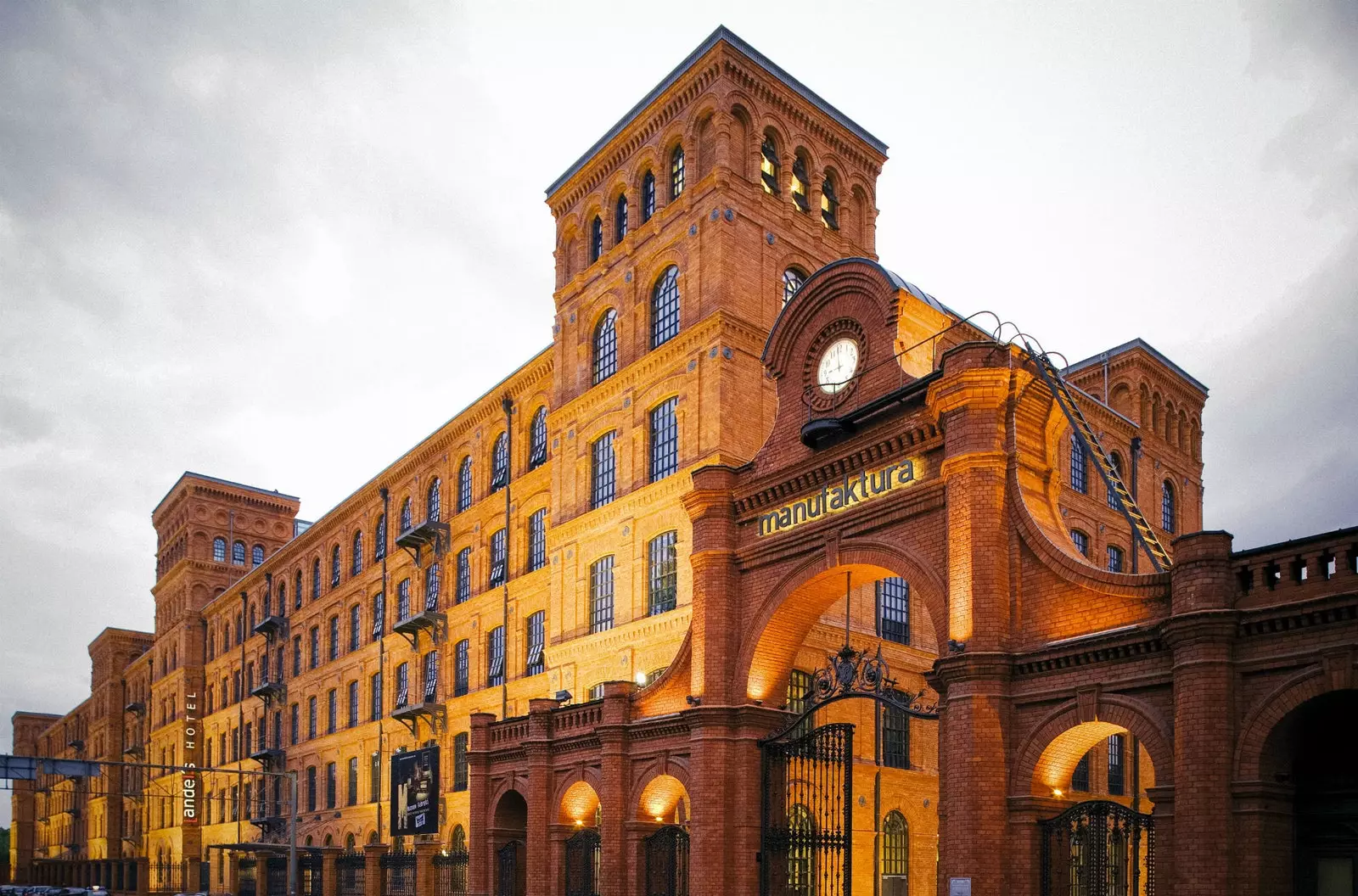 O hotel Vienna House Andels Lodz ocupa uma antiga fábrica têxtil de 1878.