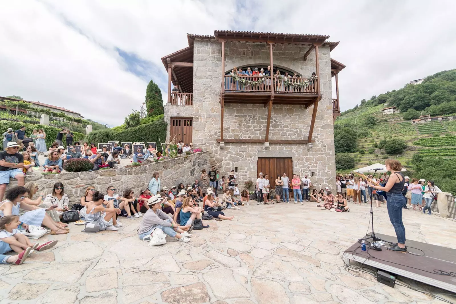 Сцена галисийского фестиваля Ribeira Sacra.