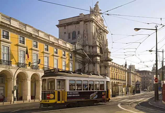 Huko Lisbon, watoto huteleza kwenye tramu