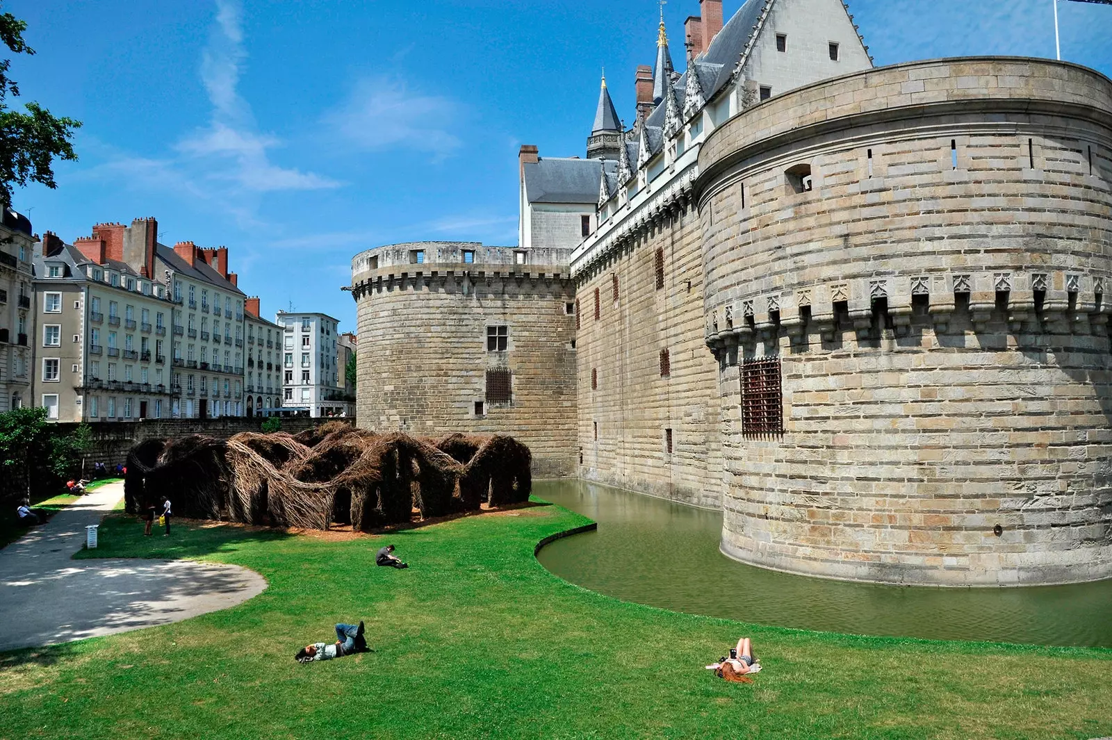 El Castell dels ducs de Bretanya amb l?obra de l?artista americà Patrick Dougherty