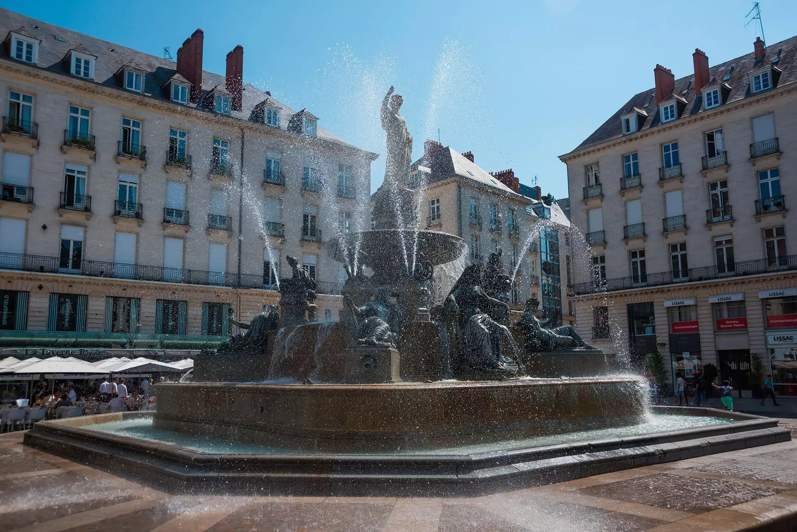 Fountain an Place Royale leis an ealaíontóir Michel Blazy