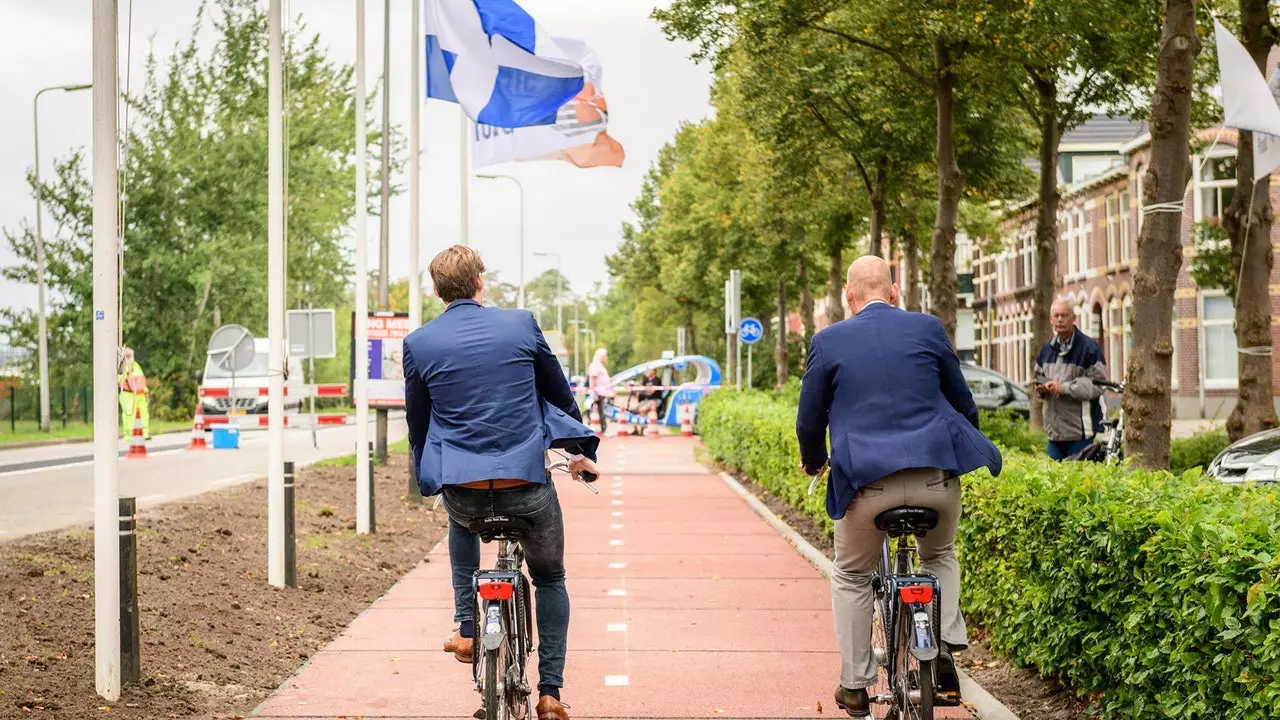 Hollanda zaten geri dönüştürülmüş plastikten yapılmış iki bisiklet yoluna sahip