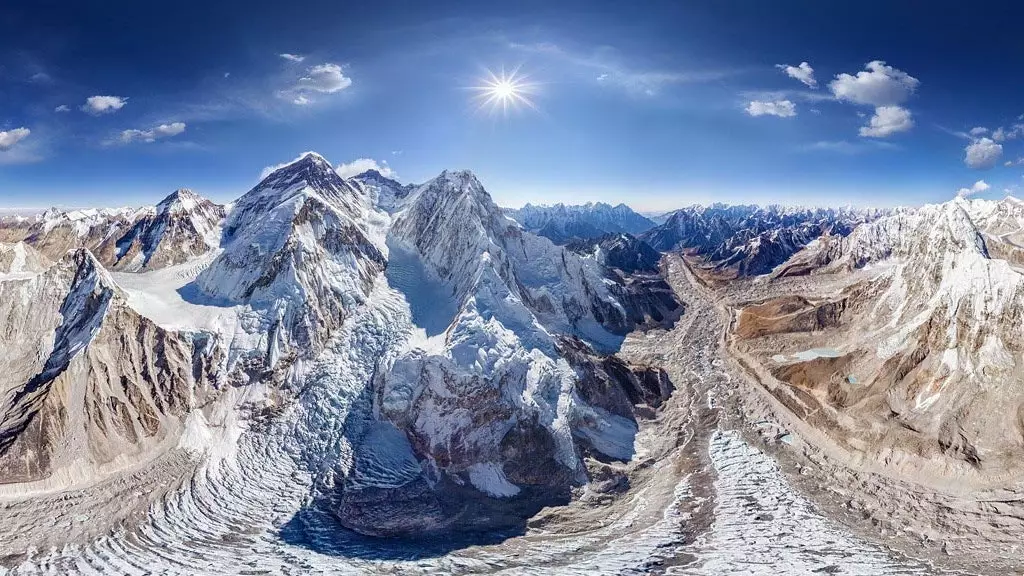 Ná bíodh drogall ort Everest a dhreapadh leis an gcuairt 360º seo