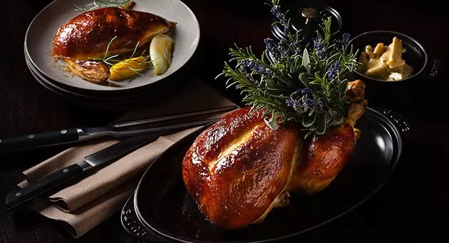 Ayam panggang di restoran hotel NoMad di New York