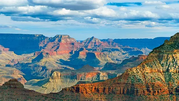 An canyon mhór i aigéan dearg cloiche