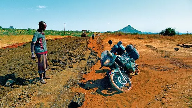 Moyale Road an ihrer gefährlichsten Stelle auf der Höhe von Isiolo endet der Asphalt