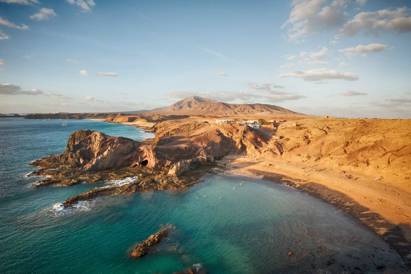 Lanzarote'nin Papagayo plajı, Los Ajaches Tabiat Parkı'nın bir parçasıdır.