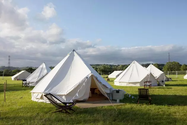 Ní deir an Pop Up Hotel leis na láithreacha campála Carpetovetonic