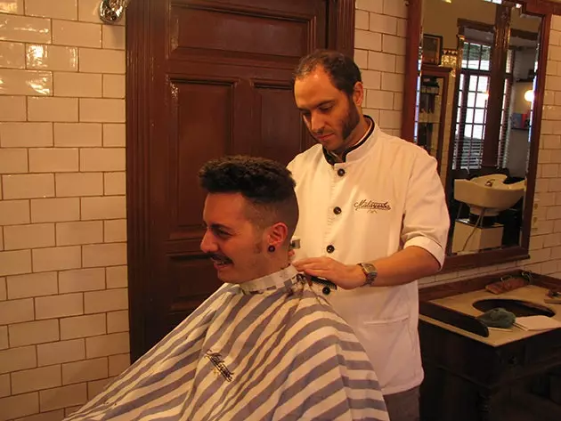 Roberto Martín coupe les cheveux d'Andrea de Pascali